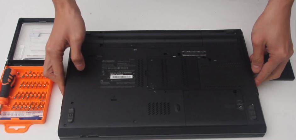 Remova a tampa traseira onde o disco rígido do laptop está instalado