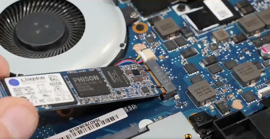 Insira o SSD na interface correspondente em ângulo