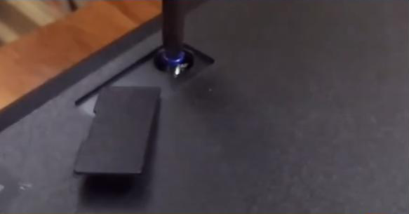 Remova o parafuso do PS3 com uma chave de fenda