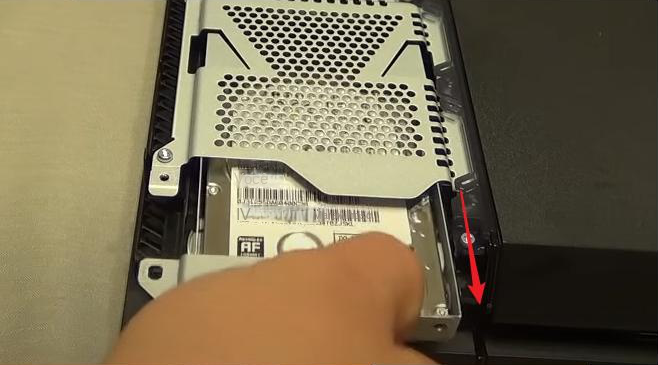 Retire a gaiola do HDD do PS4