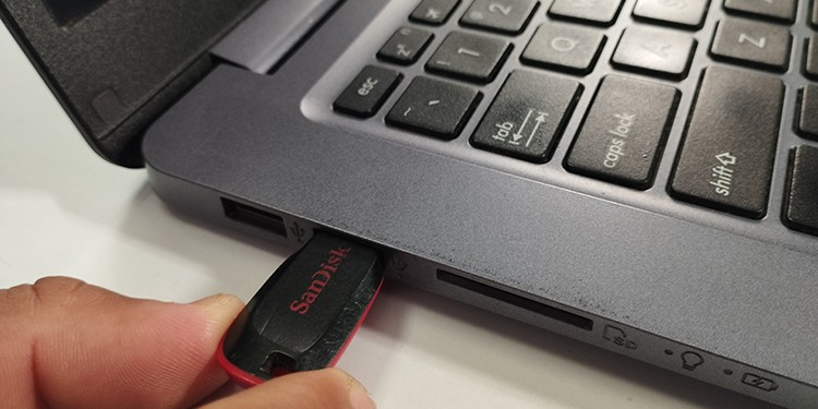 NO_TRANS:Insira uma unidade flash USB